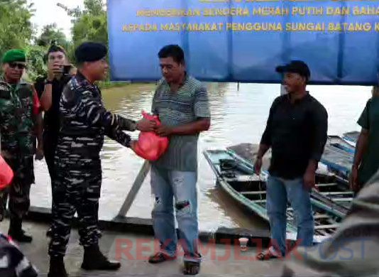 Sambut HUT RI ke-79, Posal Tanjung Datuk Bersama Maritim Bagikan Bendera Merah Putih dan Sembako ke Masyarakat