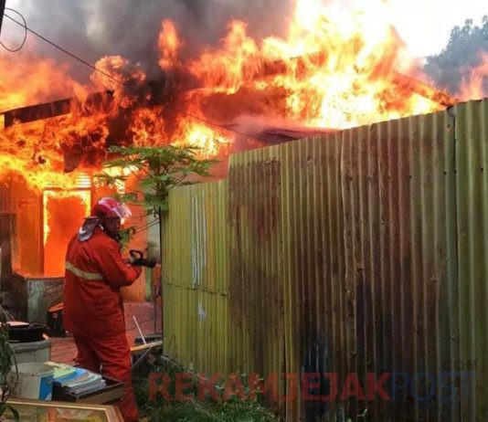 Si Jago Merah Berkobar Habis Hanguskan tiga Unit Rumah Warga, Kel Tanjung Palas, Kec Dumai