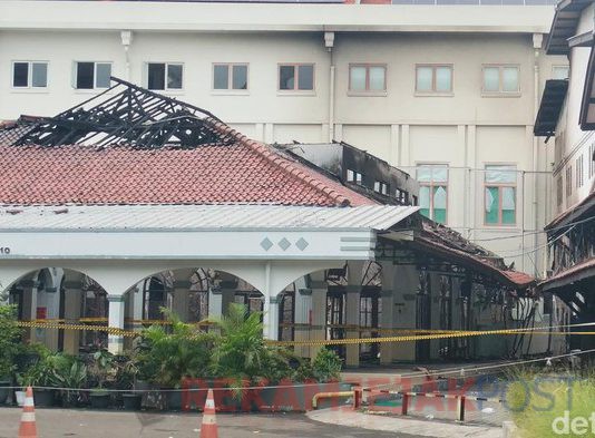 Kebakaran Melanda Bangunan Kafe Di Area Pos Bloc, Pasar Baru, Jakarta Pusat Sebuah Masjid Yang Terkena Sambaran Api Nyaris Habis Terbakar