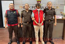 Kejati Jatim Tahan DJA Dugaan Korupsi 125,9 M Fasilitas Kredit Wirausaha