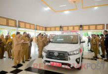 Bupati Bengkalis Menyerahkan Secara Simbolis Mobil Ambulance Dan Sertifikat