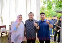 Bupati Bengkalis Dan Wakil Ketua DPRD Bengkalis Menyalurkan Hak Suaranya Pada Pesta Demokrasi