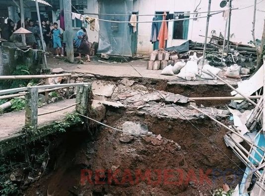Longsor Mengakibatkan Jembatan Terputus