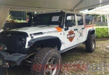 Terlihat Di lobby Gedung Ada 4 Jenis Moge Yang Ditampilkan Mulai Dari Merk Harley Davidson Hingga Triumph