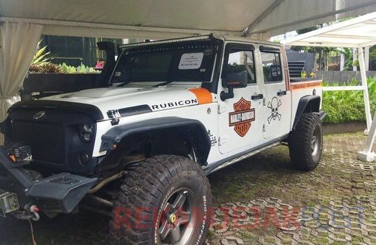 Terlihat Di lobby Gedung Ada 4 Jenis Moge Yang Ditampilkan Mulai Dari Merk Harley Davidson Hingga Triumph