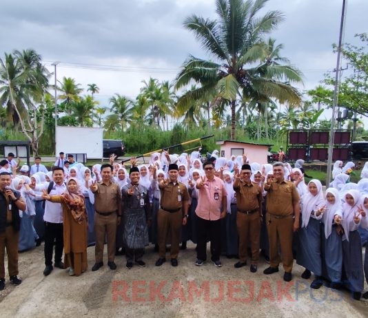 Kepala SMAN 2 Tembilahan H. Syaiful Anwar Menyampaikan Apresiasi kepada Siswa