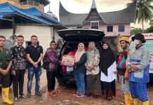 KPU Riau Salurkan Bantuan Pakaian dan Uang untuk Korban Bencana di Sumatera