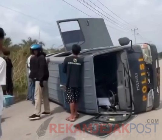 Mobil Tahanan Terguling di Dumai Usai Hindari Lubang Jalan, 14 Tahanan Selamat