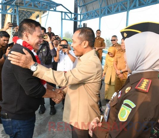 Bupati Bengkalis Sambut Hangat Kedatangan Kajati Riau di Pelabuhan BSL