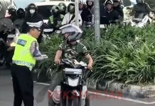Pemotor Berbaju Loreng Terobos Lampu Merah, lalu Cekcok dengan Polisi di Cawang