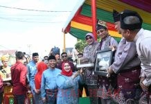 Penyerahan Cinderamata Kepada Menteri Agama RI Dari Bupati Bengkalis Di Kuansing