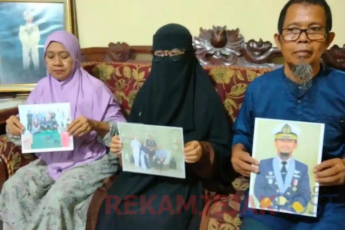69ecd7dccdf51 foto istri dari kapten Kapal Ashari Samadikun