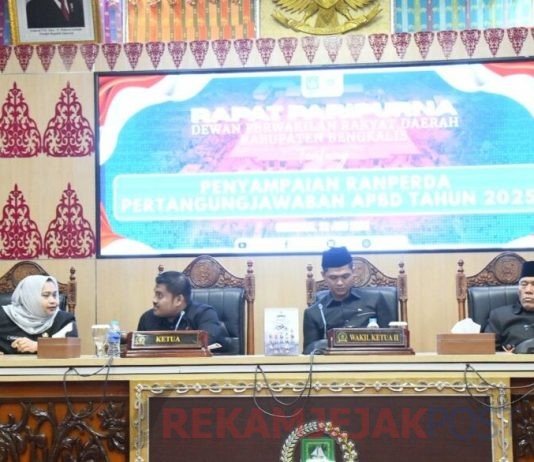 Bupati Bengkalis Menyampaikan Ranperda Di Sidang Paripurna DPRD Bengkalis