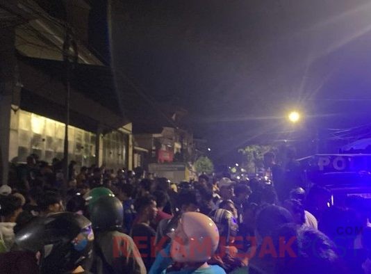Dua Pemuda Diduga Geng Motor Dan Hendak Melakukan Penyerangan Dikeroyok Warga