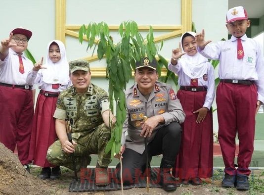 TNI-Polri Kolaborasi Dalam Penanganan Karhutla Bareng Pelajar