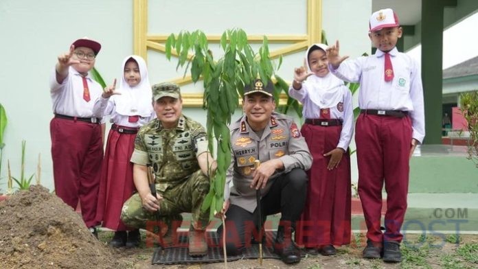 kapolda-riau-dan-pangdam-xixtuanku-tambusai-bersinergi-mencegah-karhutla-tanam-pohon-bareng-pelajar-1790393444661_169